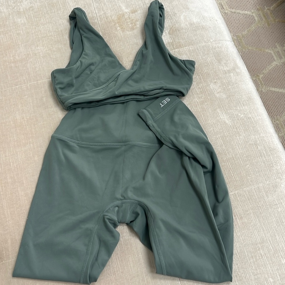 Set active top XS pants are a small